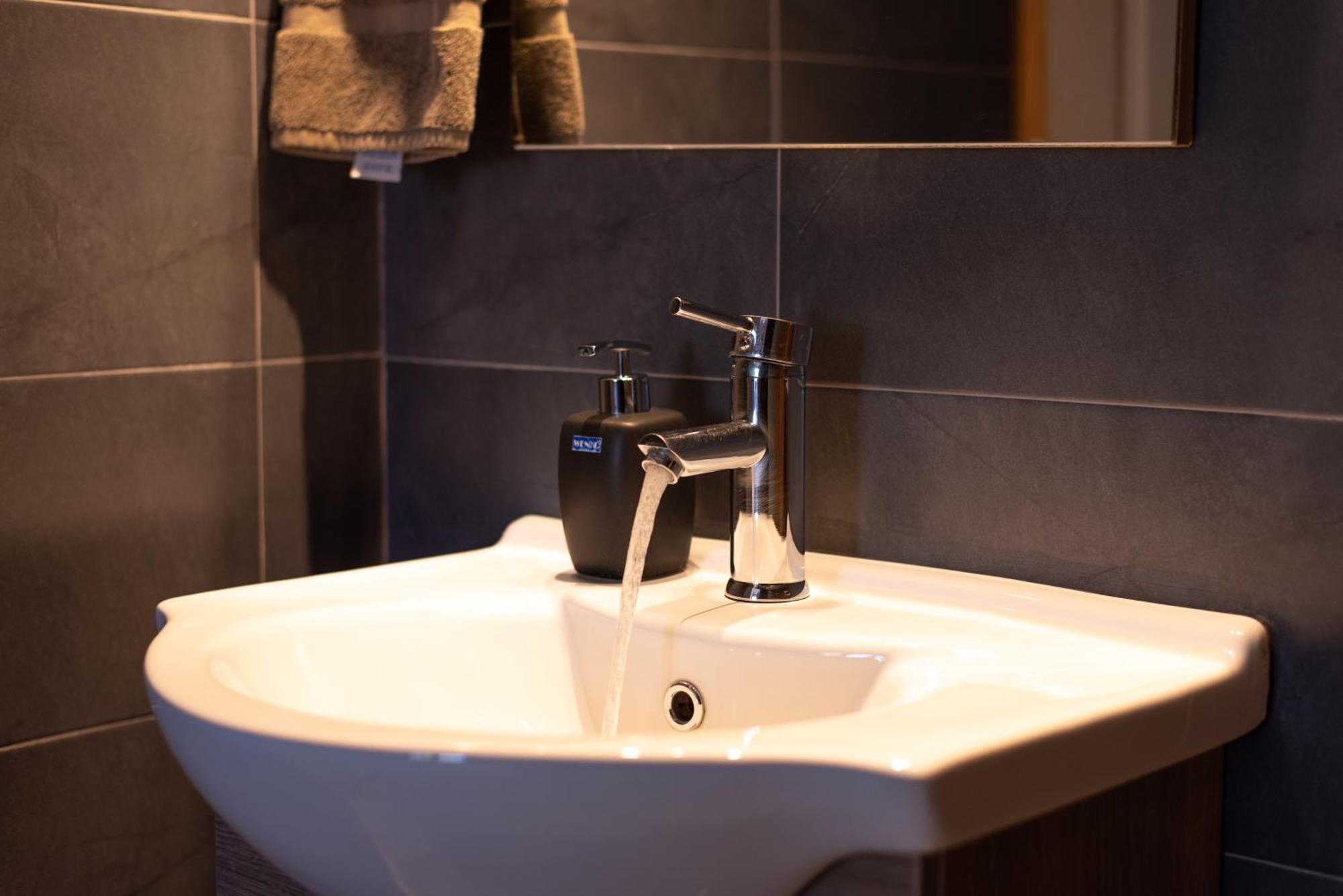 Stone Palace Hotel Near Athen'S Airport Free Shuttle From And To Athen'S Airport Spáta Eksteriør billede